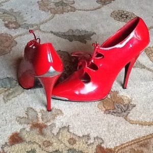 NWOT 10B  5 in candy apple patent lace uo👠👠💋